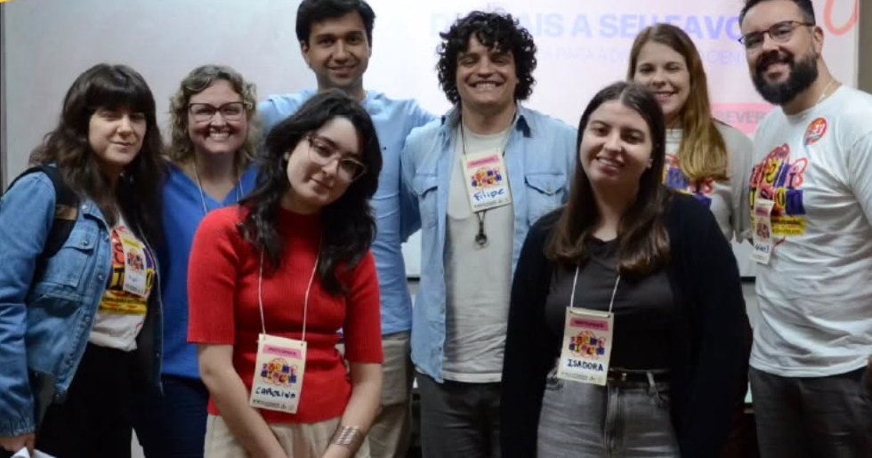 Filipe com participantes do minicurso Plataformas digitais a seu favor, no VII Semidiscom